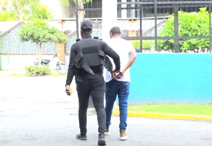 Arrestan Y Trasladan A Puerto Plata Hombre Acusado De Sustraer Prenda ...